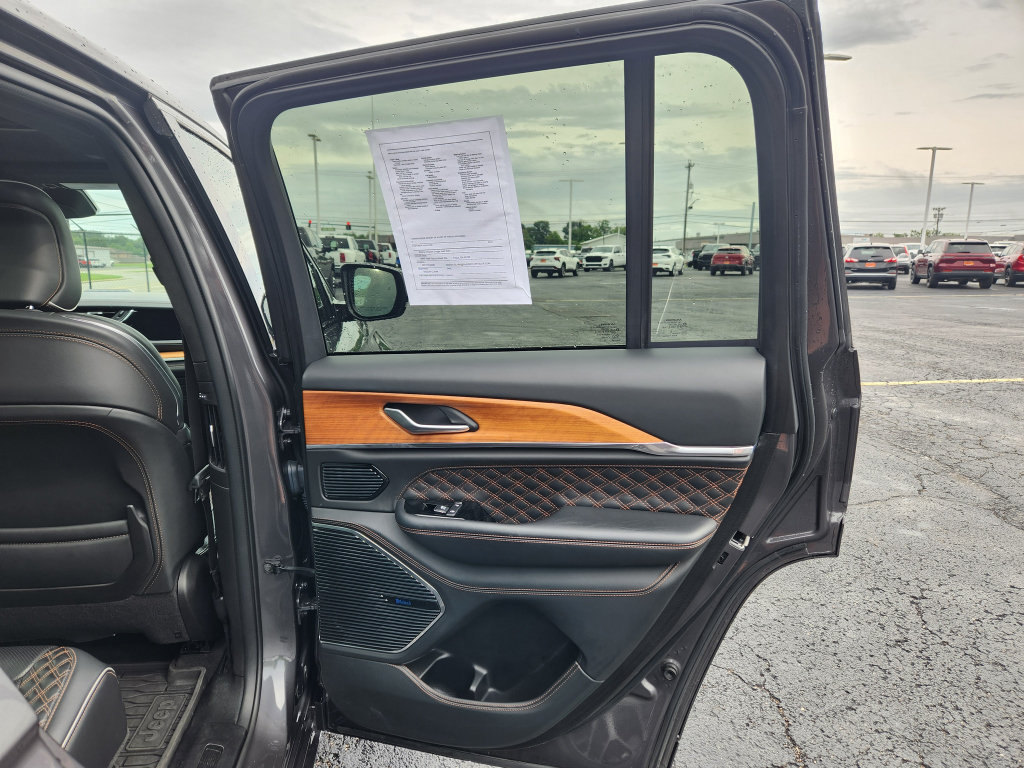 Used 2022 Jeep Grand Cherokee Summit AWD/4WD image 49