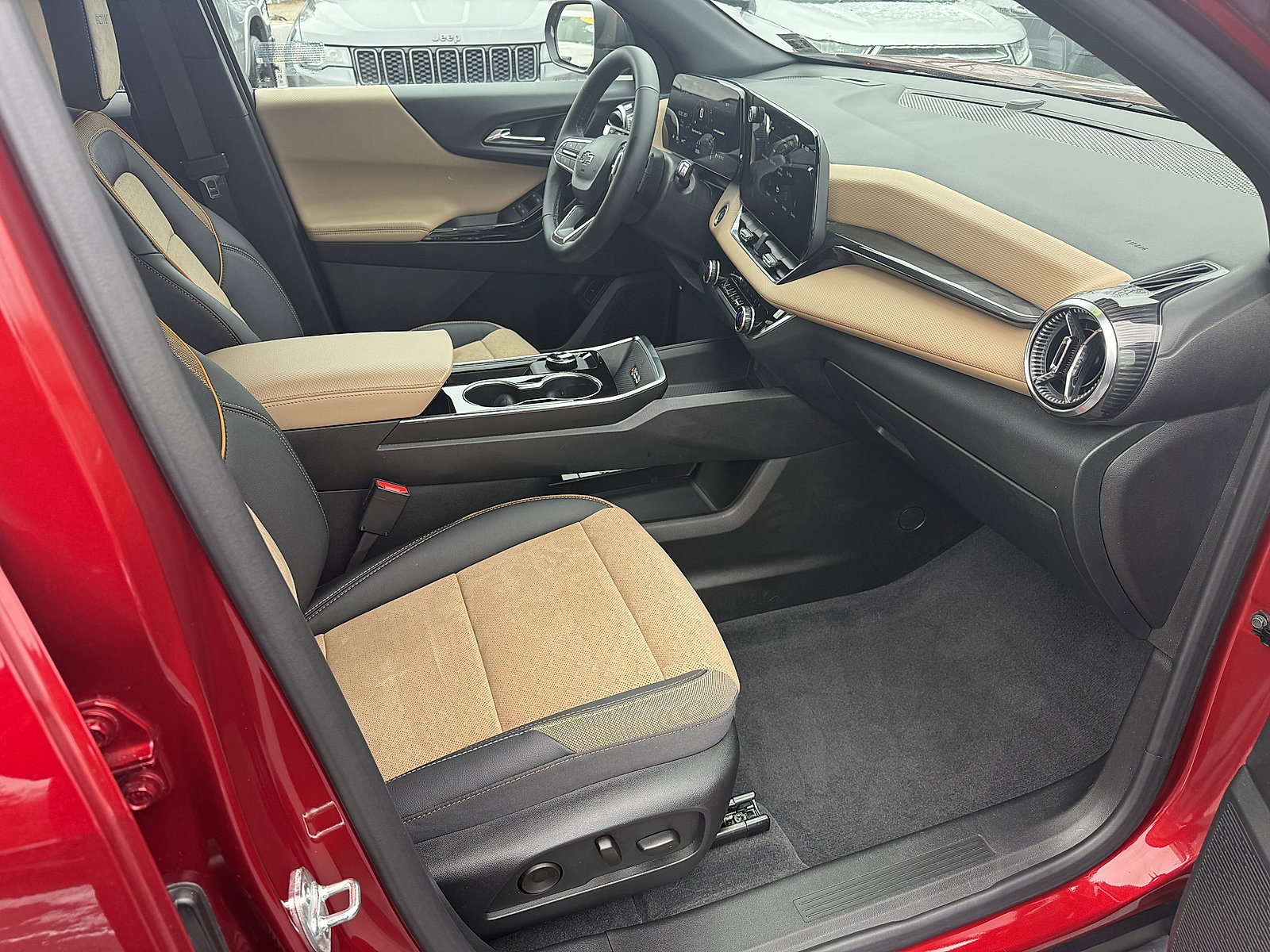 Used 2025 Chevrolet Equinox ACTIV w/ Safety and Technology Package image 16