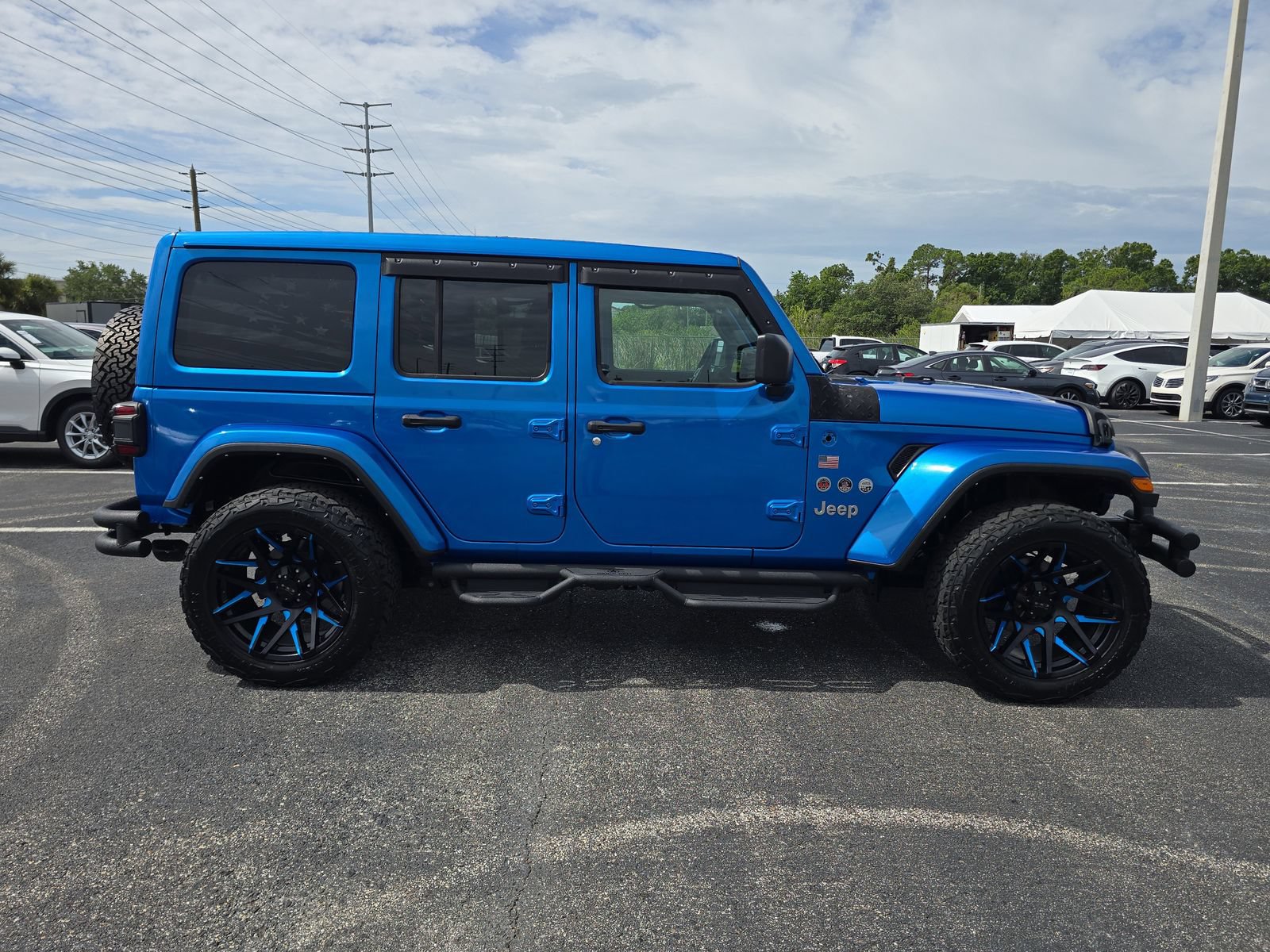 Used 2024 Jeep Wrangler Unlimited Sahara w/ Technology Group AWD/4WD image 3