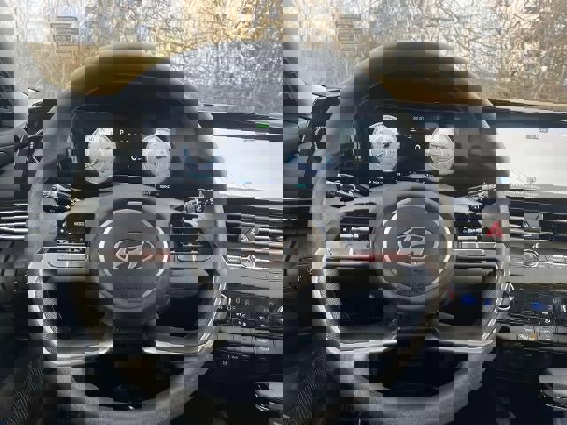 Used 2024 Hyundai Elantra SEL image 9