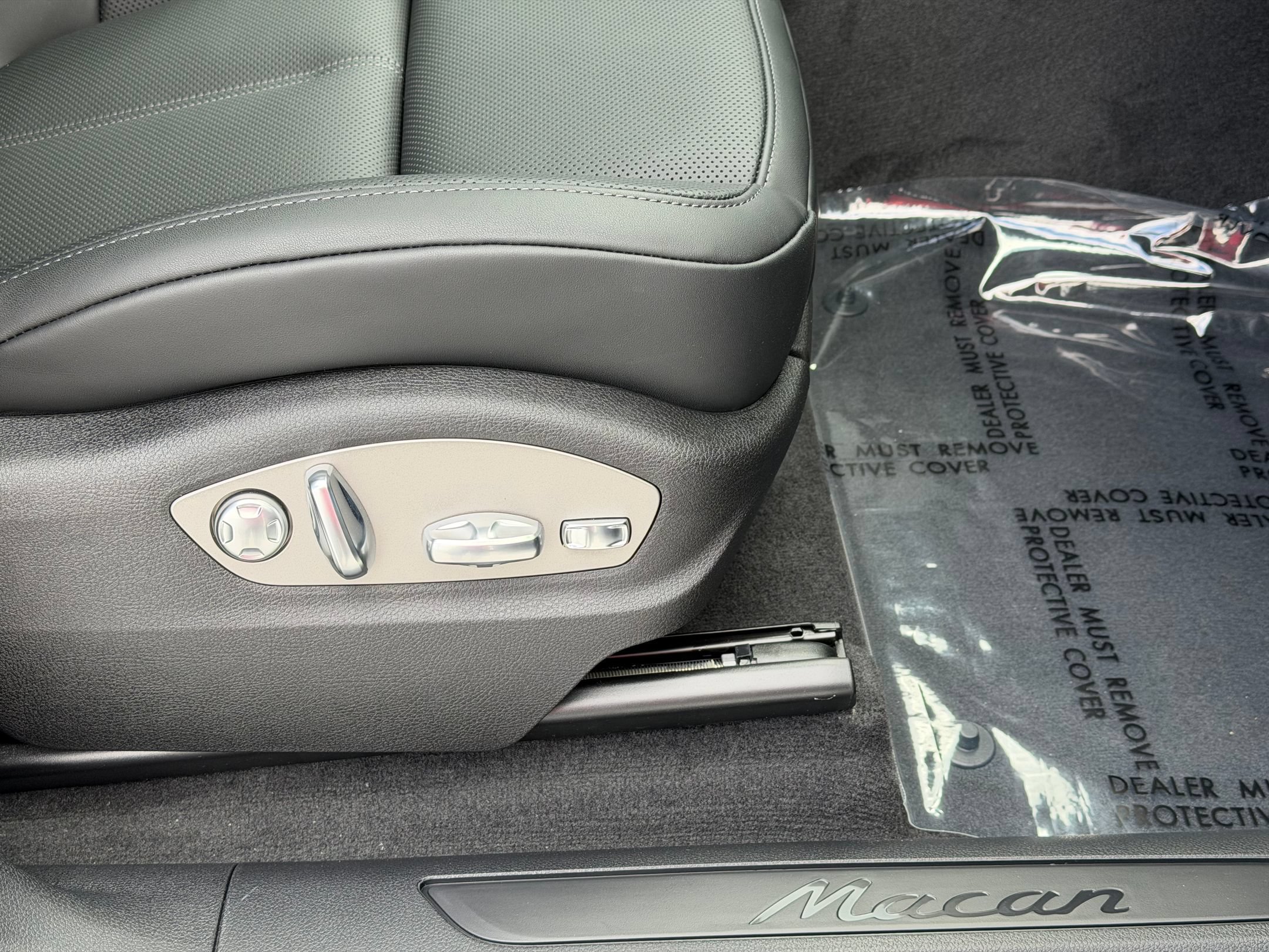 Used 2026 Porsche Macan AWD/4WD image 16