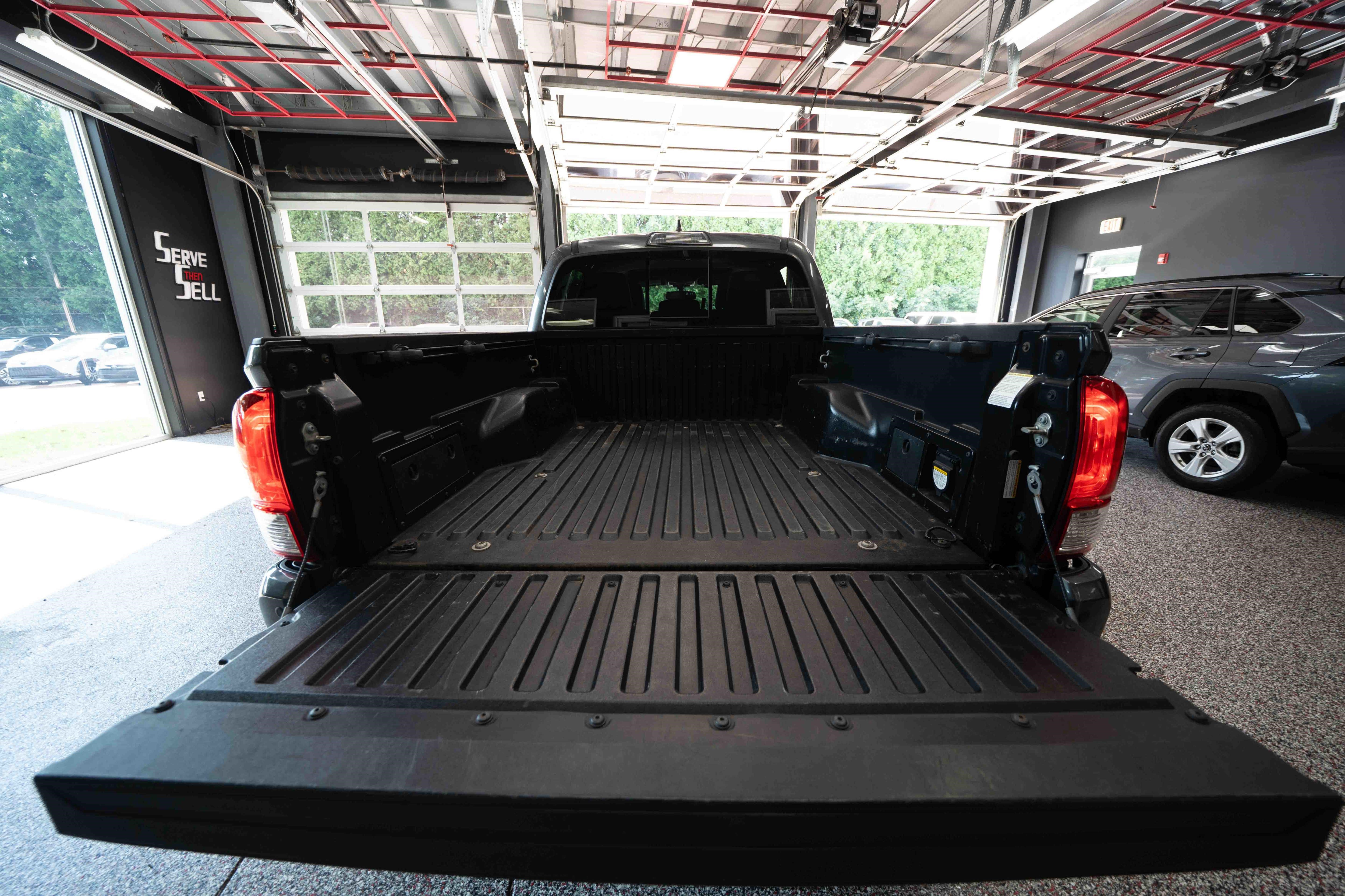 Used 2017 Toyota Tacoma TRD Off-Road w/ Premium & Technology Package AWD/4WD image 28