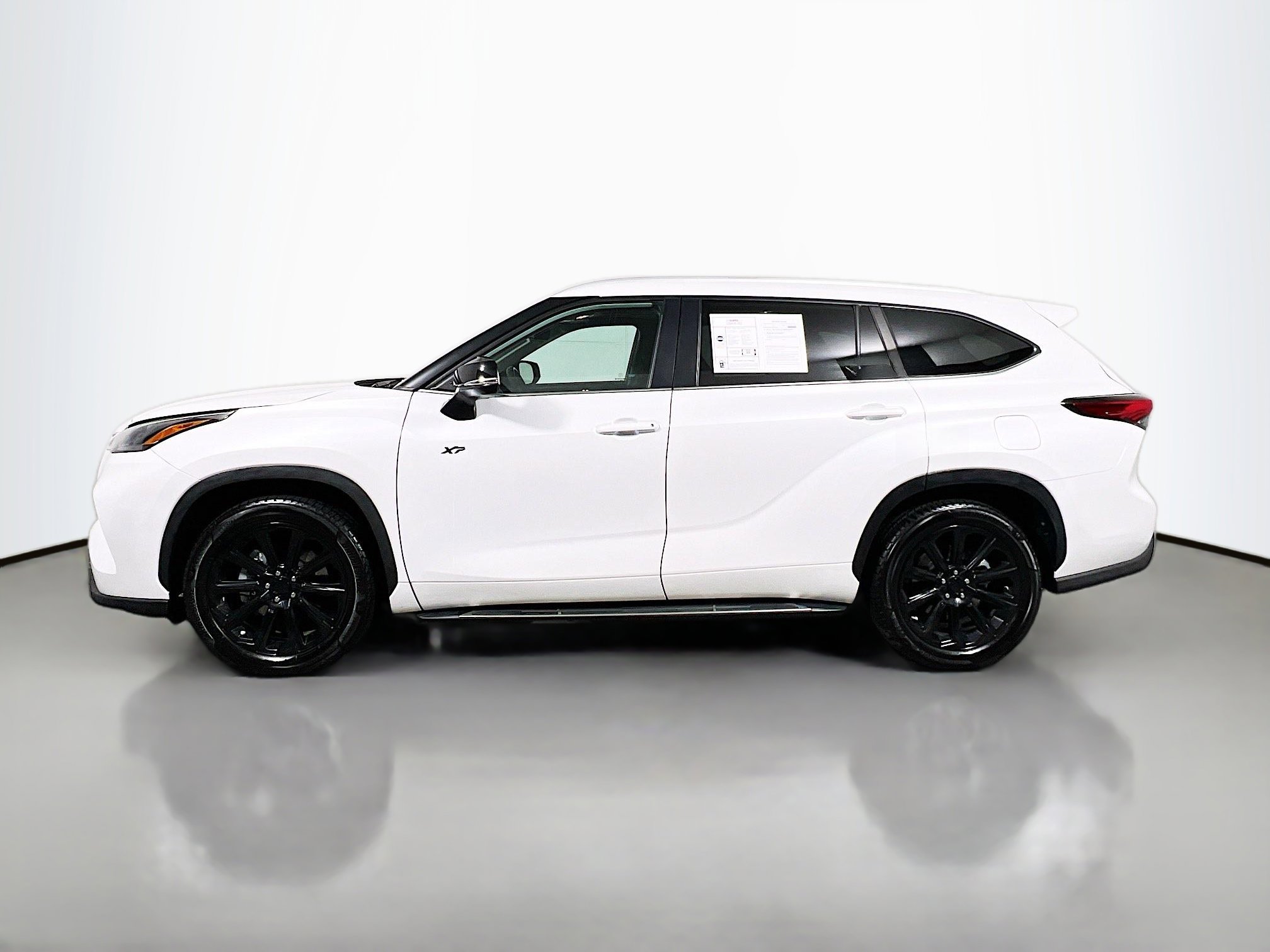 Used 2023 Toyota Highlander XLE image 9