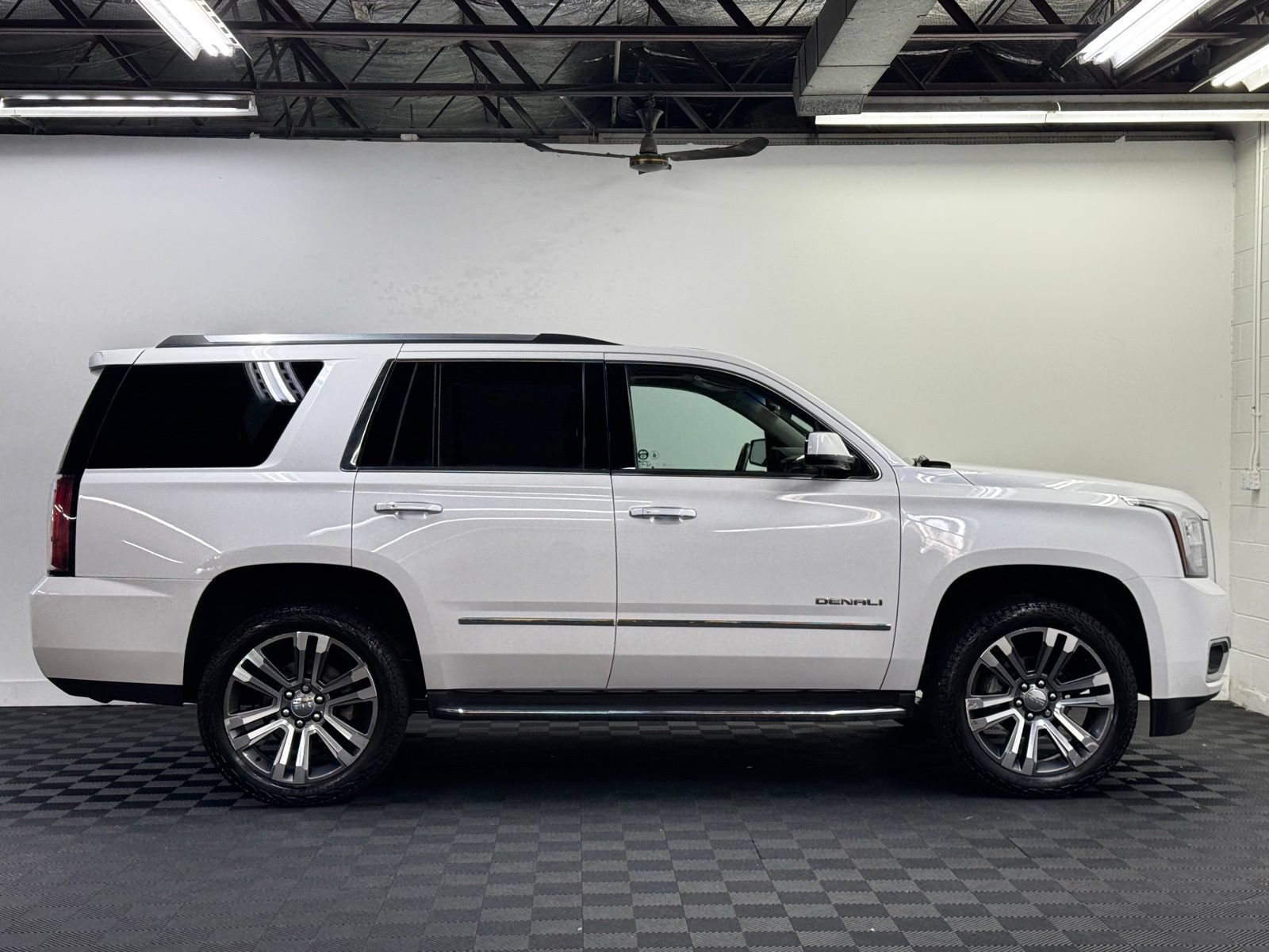 Used 2018 GMC Yukon Denali AWD/4WD image 4