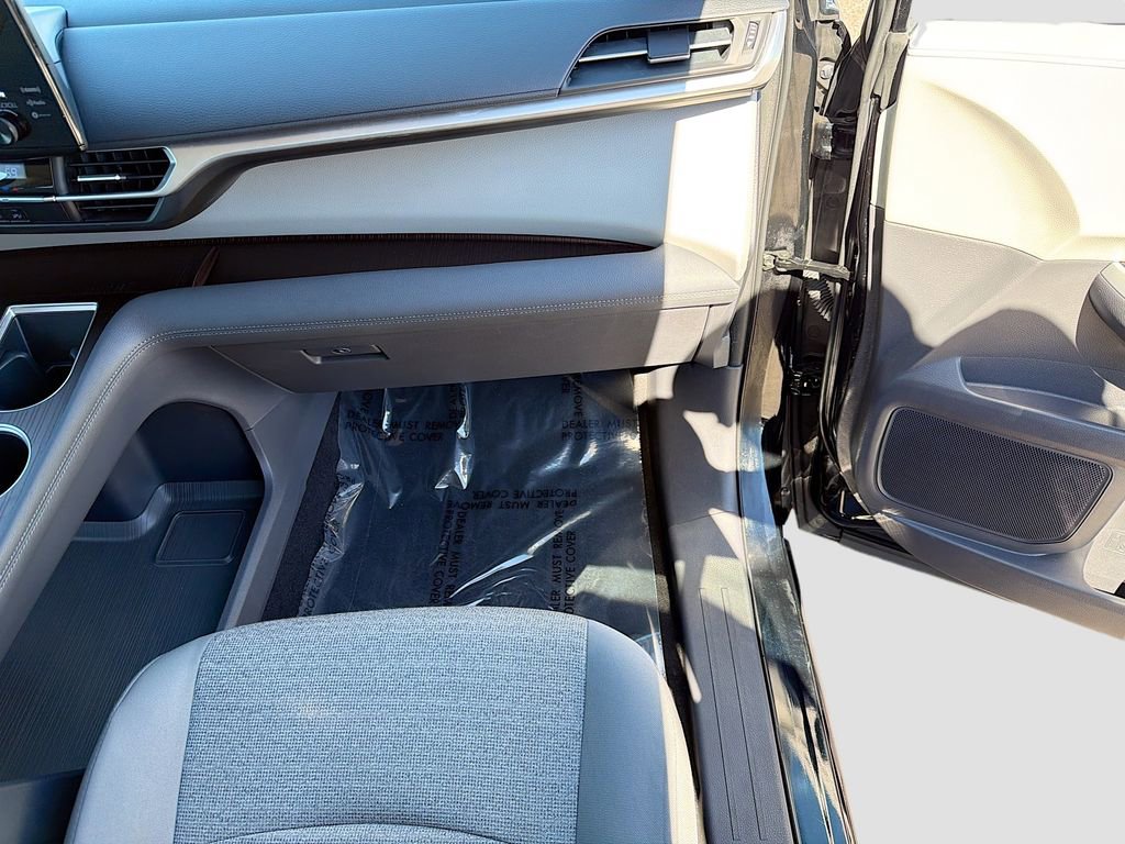 Used 2021 Toyota Sienna LE image 17
