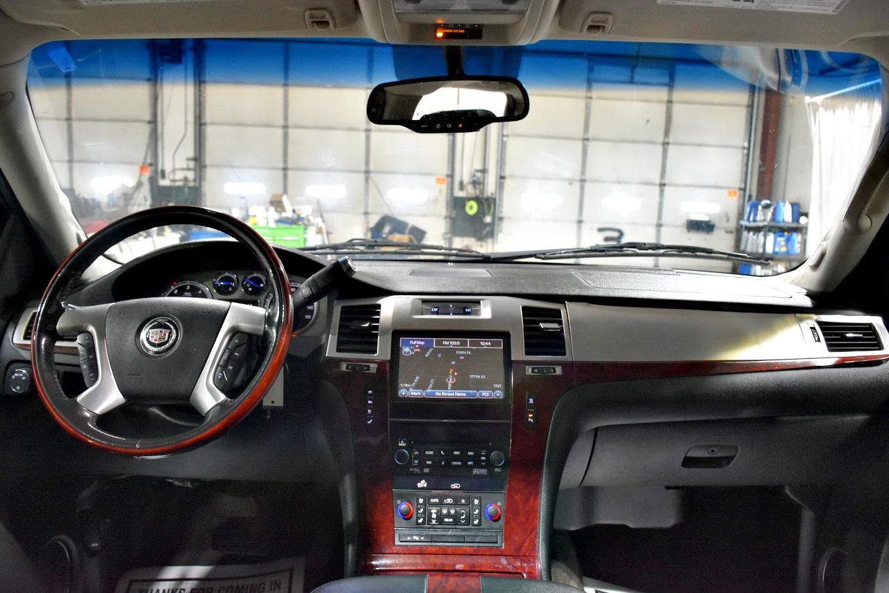 Used 2011 Cadillac Escalade ESV Luxury image 38