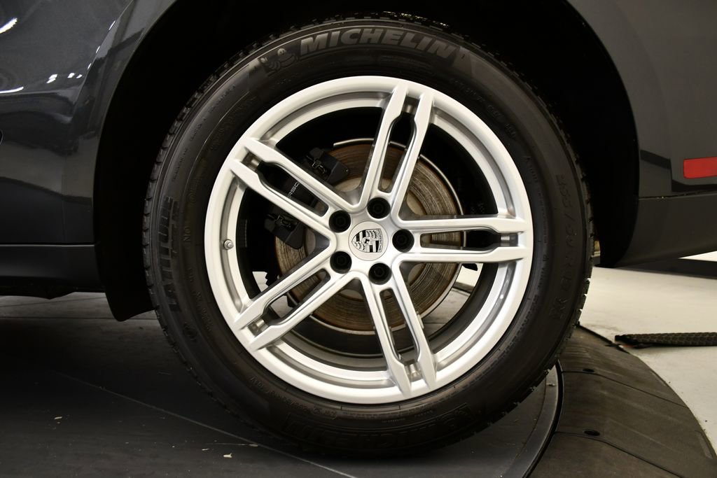 Certified 2025 Porsche Macan Turbo AWD/4WD image 17