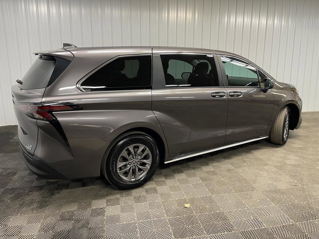 Used 2024 Toyota Sienna LE image 3