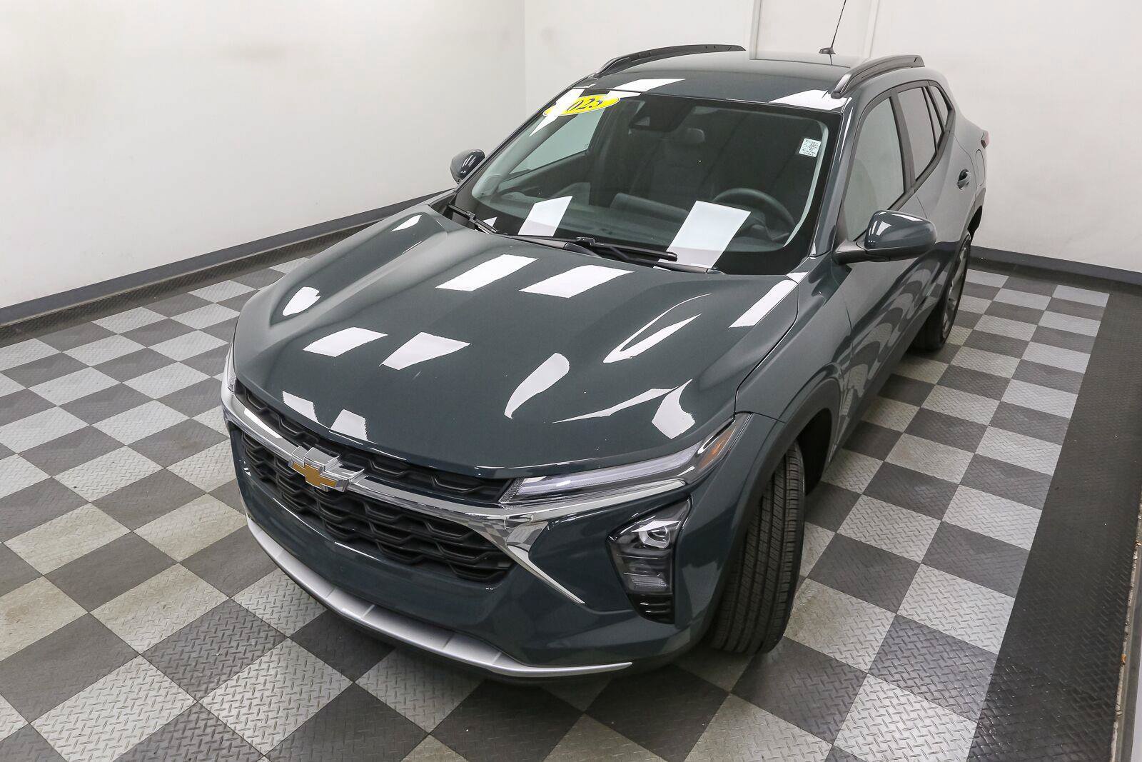 Used 2025 Chevrolet Trax LT FWD image 6