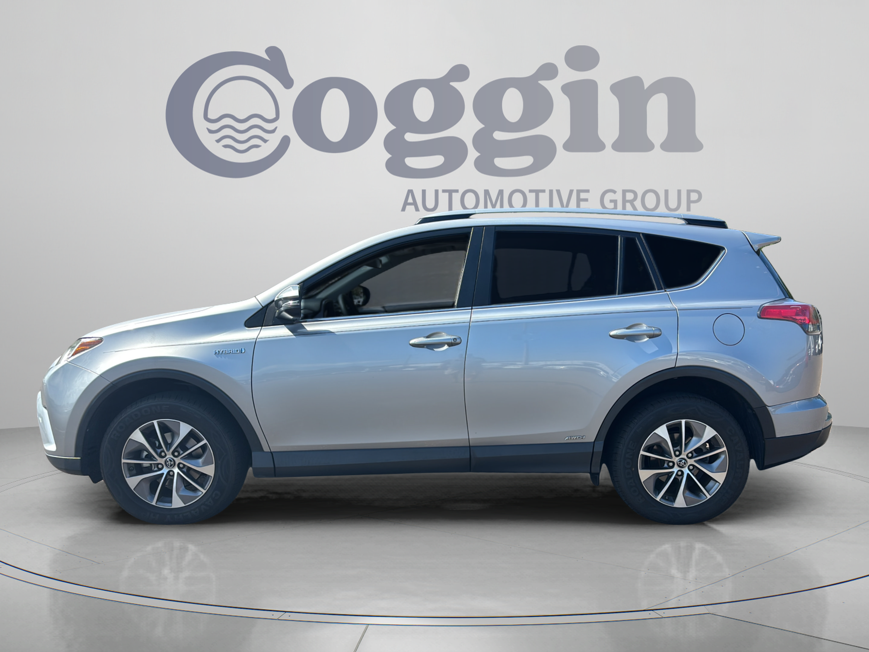 Used 2017 Toyota RAV4 XLE AWD/4WD image 2