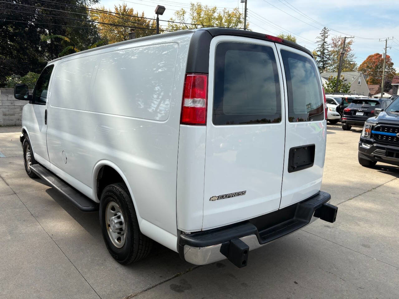 Used 2018 Chevrolet Express 2500 w/ Driver Convenience Package image 10