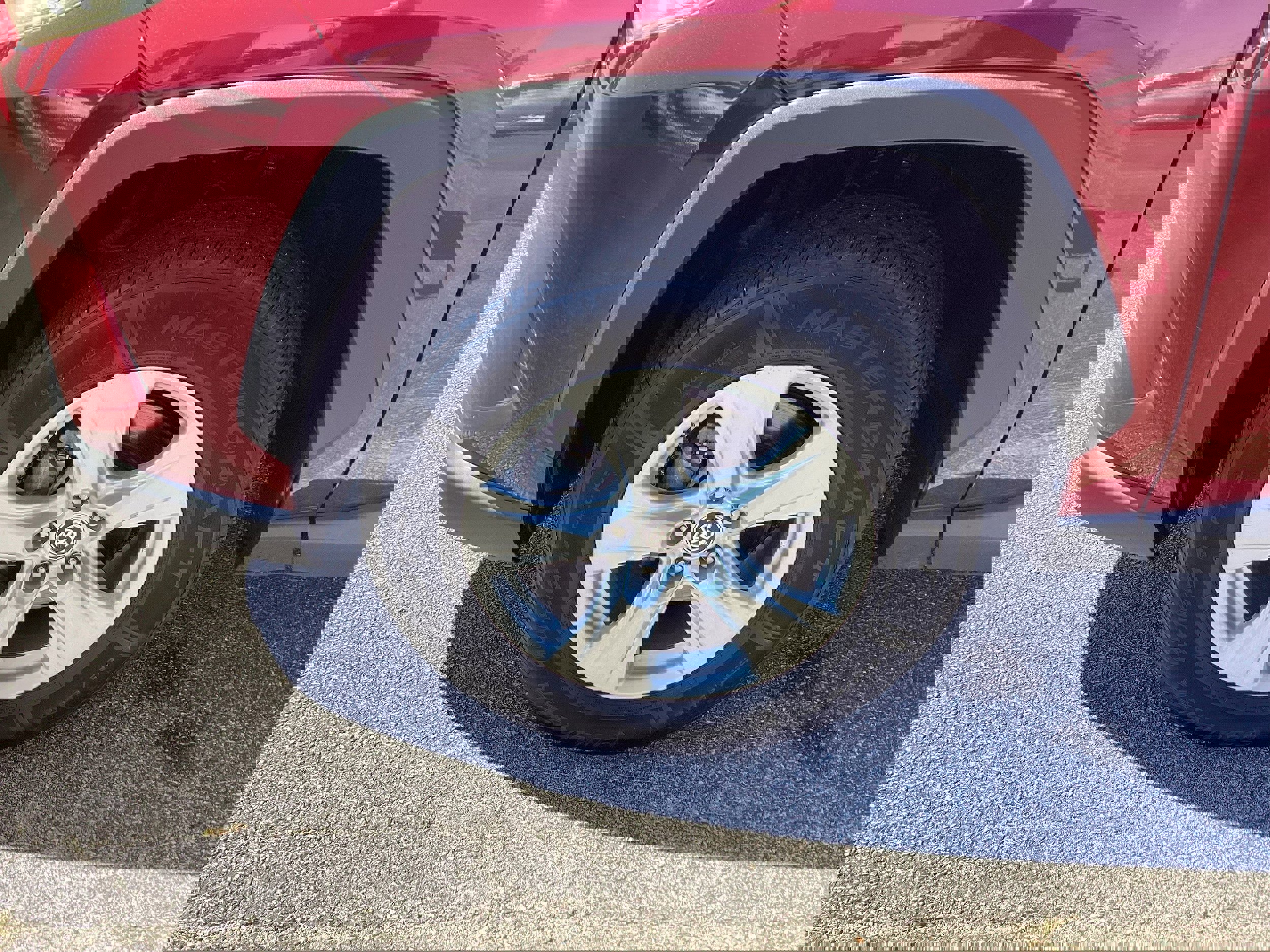 Used 2021 Toyota RAV4 XLE w/ XLE Grade Weather Package image 9