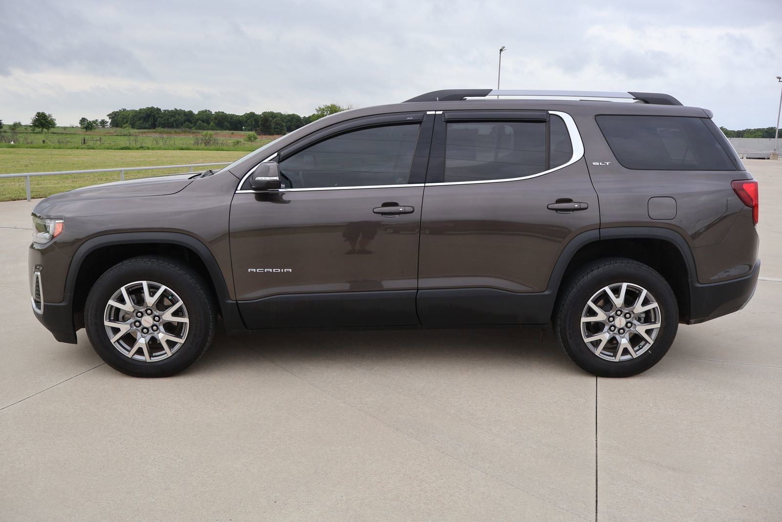 Used 2020 GMC Acadia SLT FWD image 2
