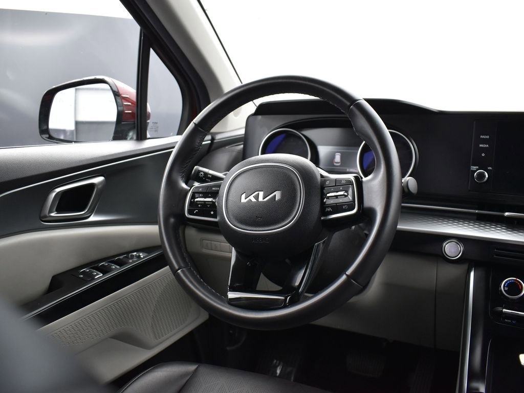 Used 2024 Kia Carnival LX image 18