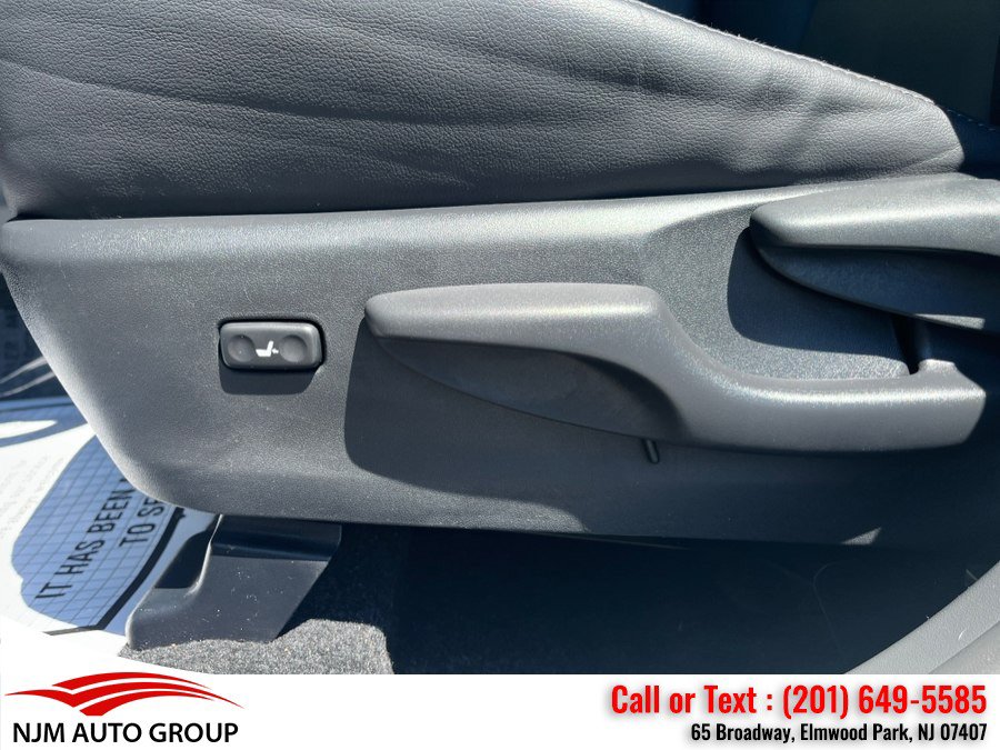 Used 2014 Toyota Prius V Five FWD image 18