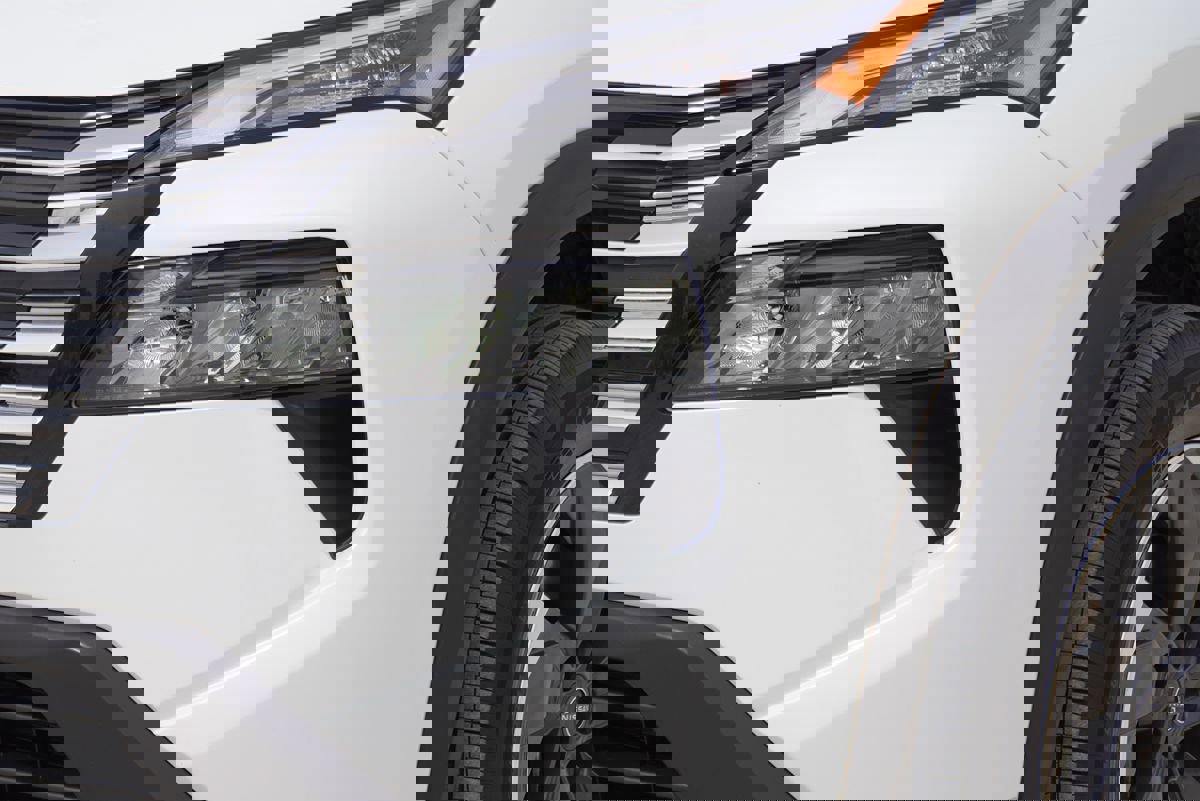 Used 2024 Nissan Rogue SV image 2