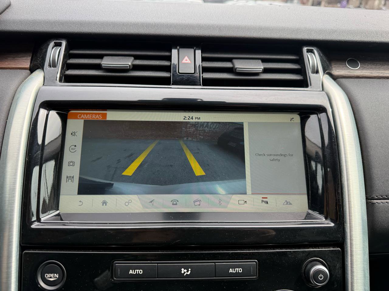 Used 2017 Land Rover Discovery HSE image 13