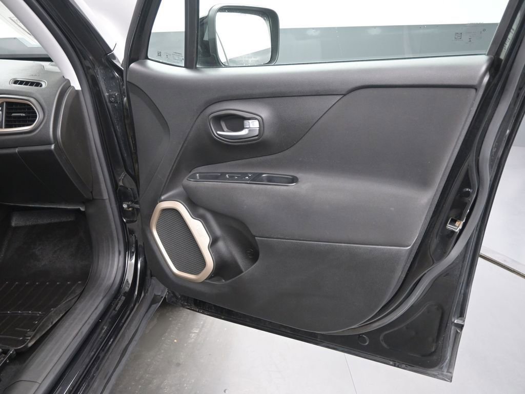 Used 2017 Jeep Renegade Latitude FWD image 20