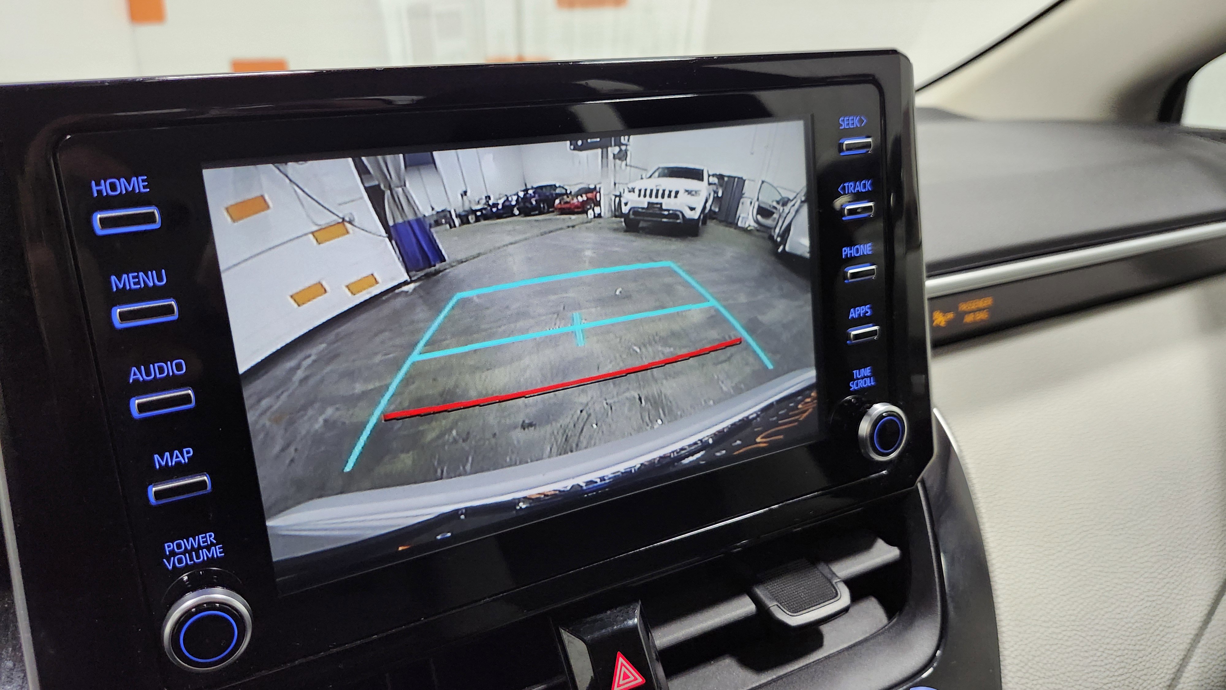 Used 2020 Toyota Corolla LE image 2