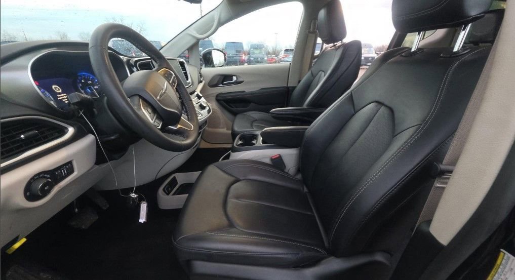 Used 2024 Chrysler Pacifica Touring-L image 10