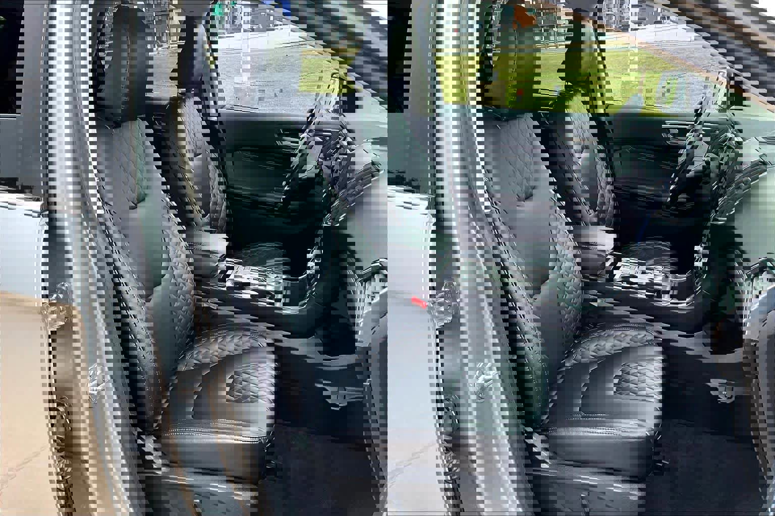 Used 2024 Ford Edge Titanium image 7