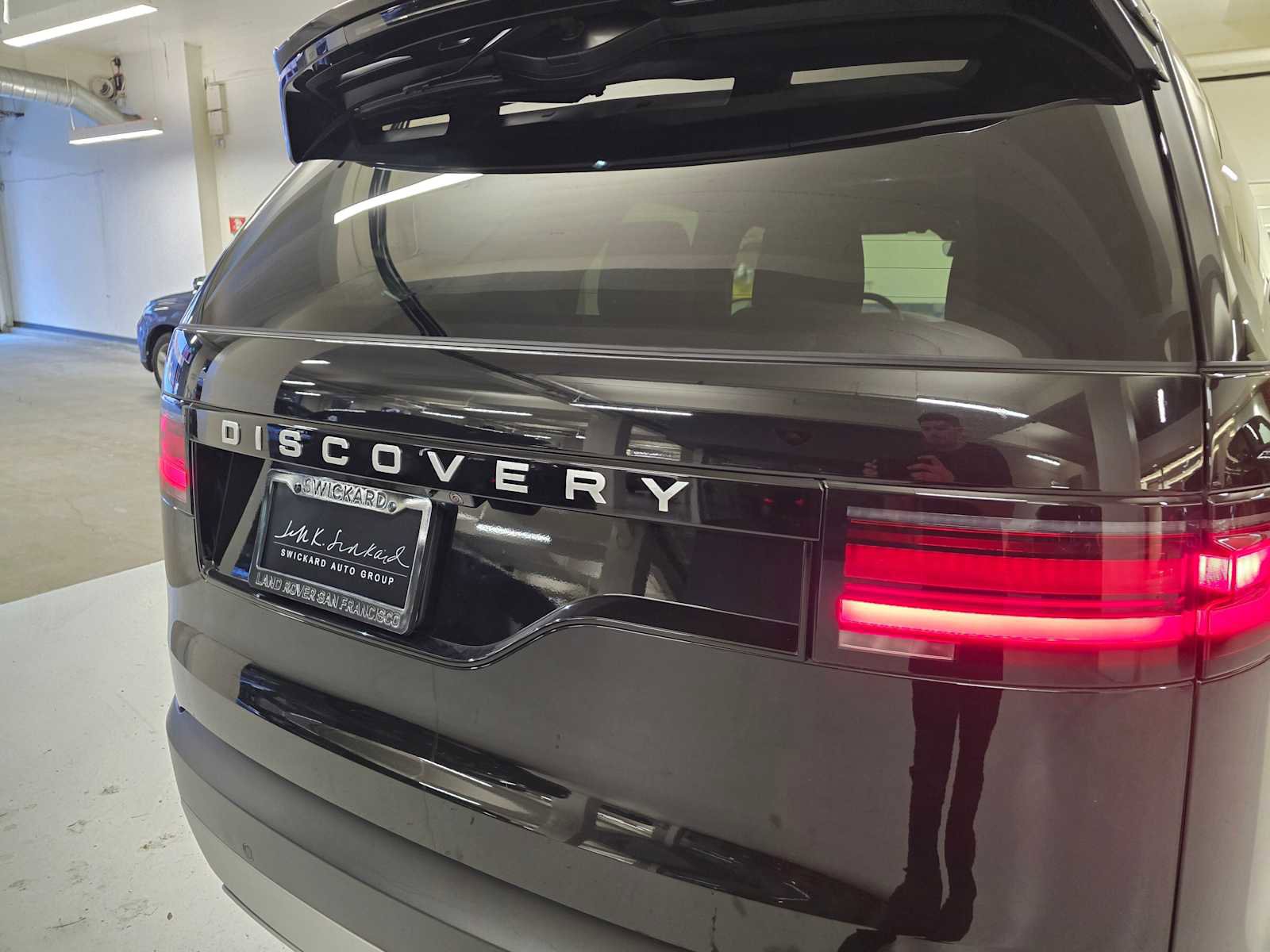 Used 2025 Land Rover Discovery S image 16