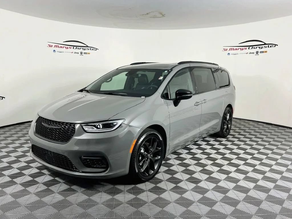 Used 2025 Chrysler Pacifica Limited w/ Trailer Tow Group FWD image 4