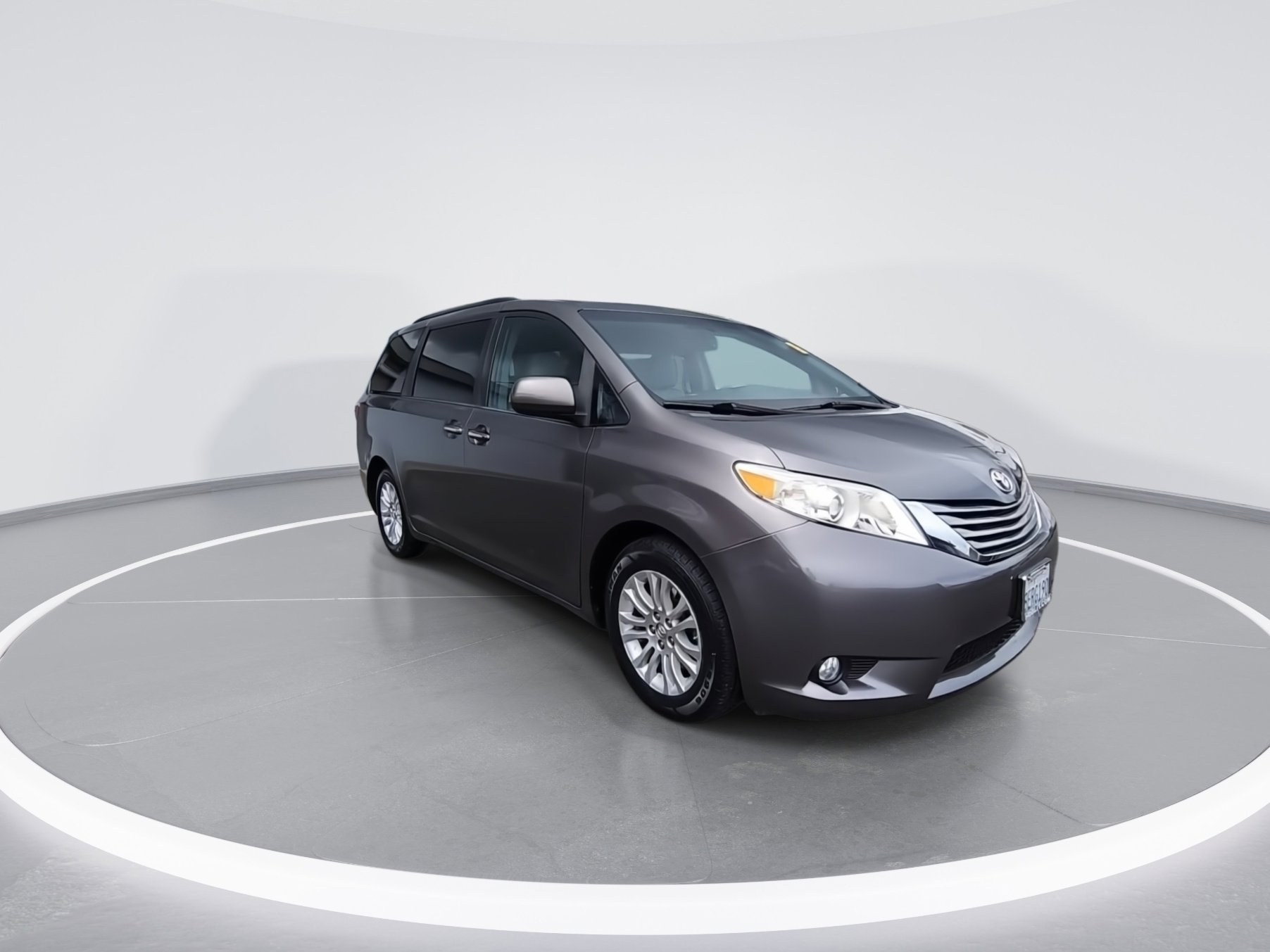 Used 2015 Toyota Sienna XLE w/ XLE Navigation Package image 2