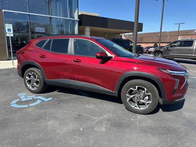 Used 2025 Chevrolet Trax LT w/ LT Convenience Package image 13