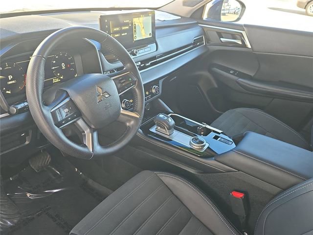 Used 2025 Mitsubishi Outlander SE image 16