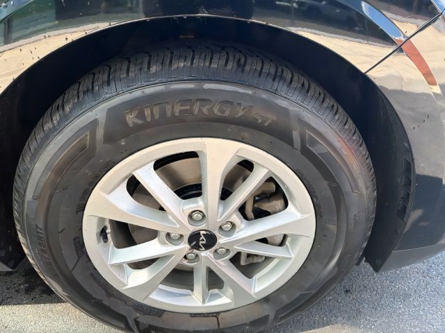 Certified 2024 Kia Carnival LX FWD image 11