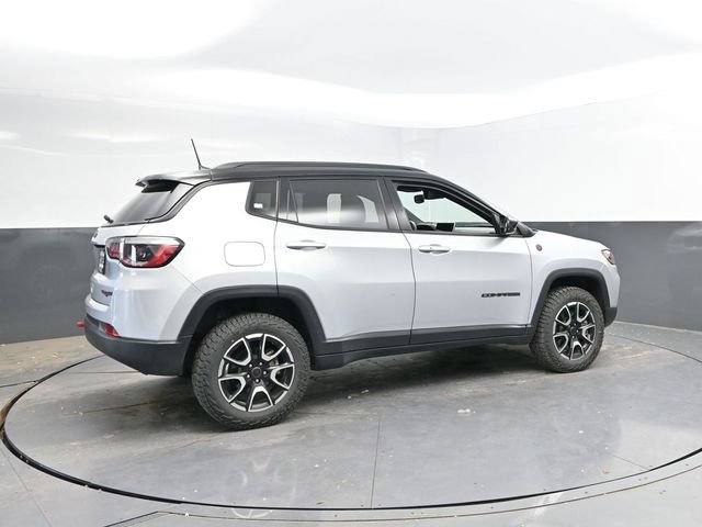 Used 2025 Jeep Compass Trailhawk AWD/4WD image 2