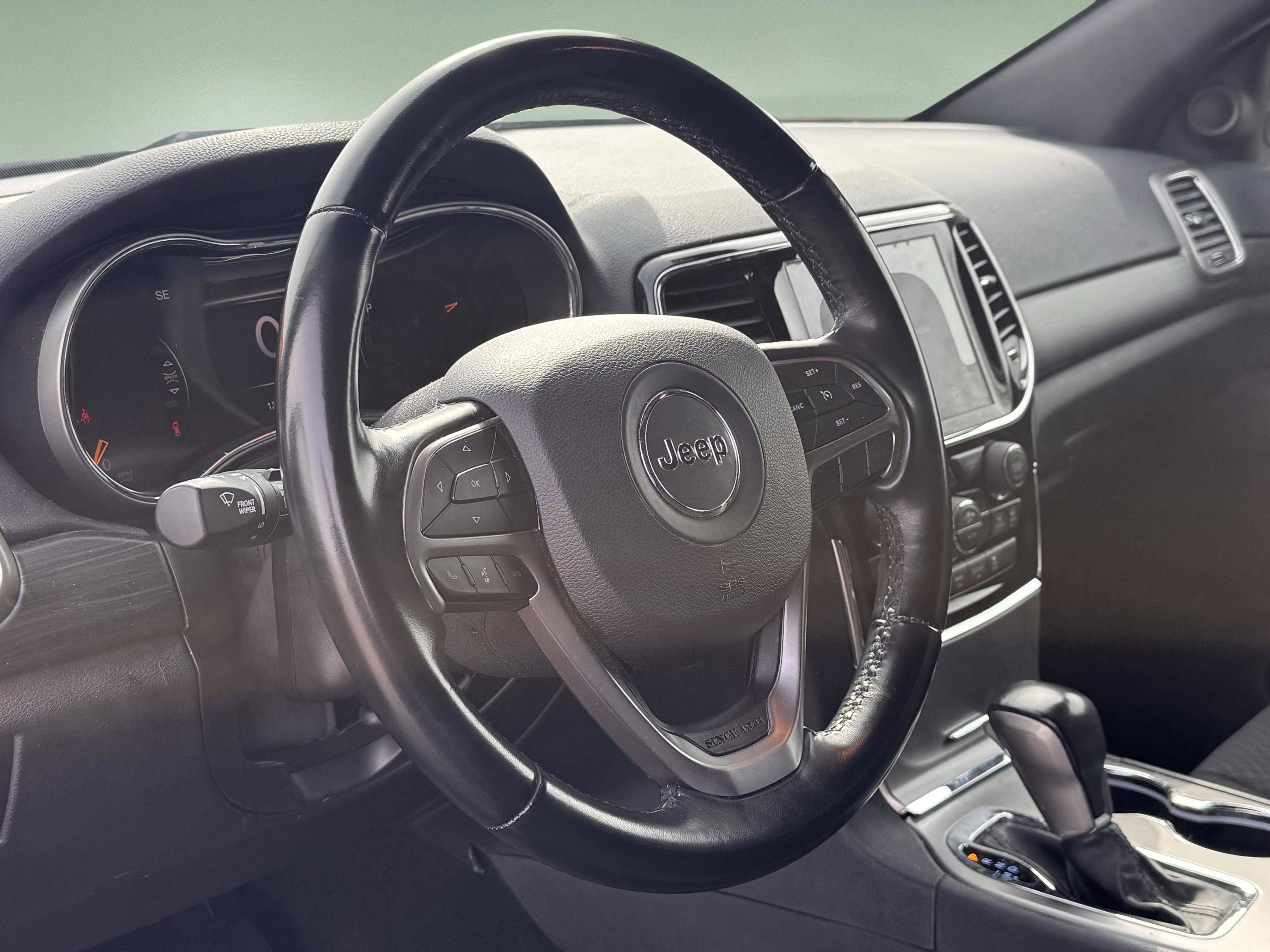 Used 2020 Jeep Grand Cherokee Laredo w/ 18" Wheel & 8.4" Radio Group image 15