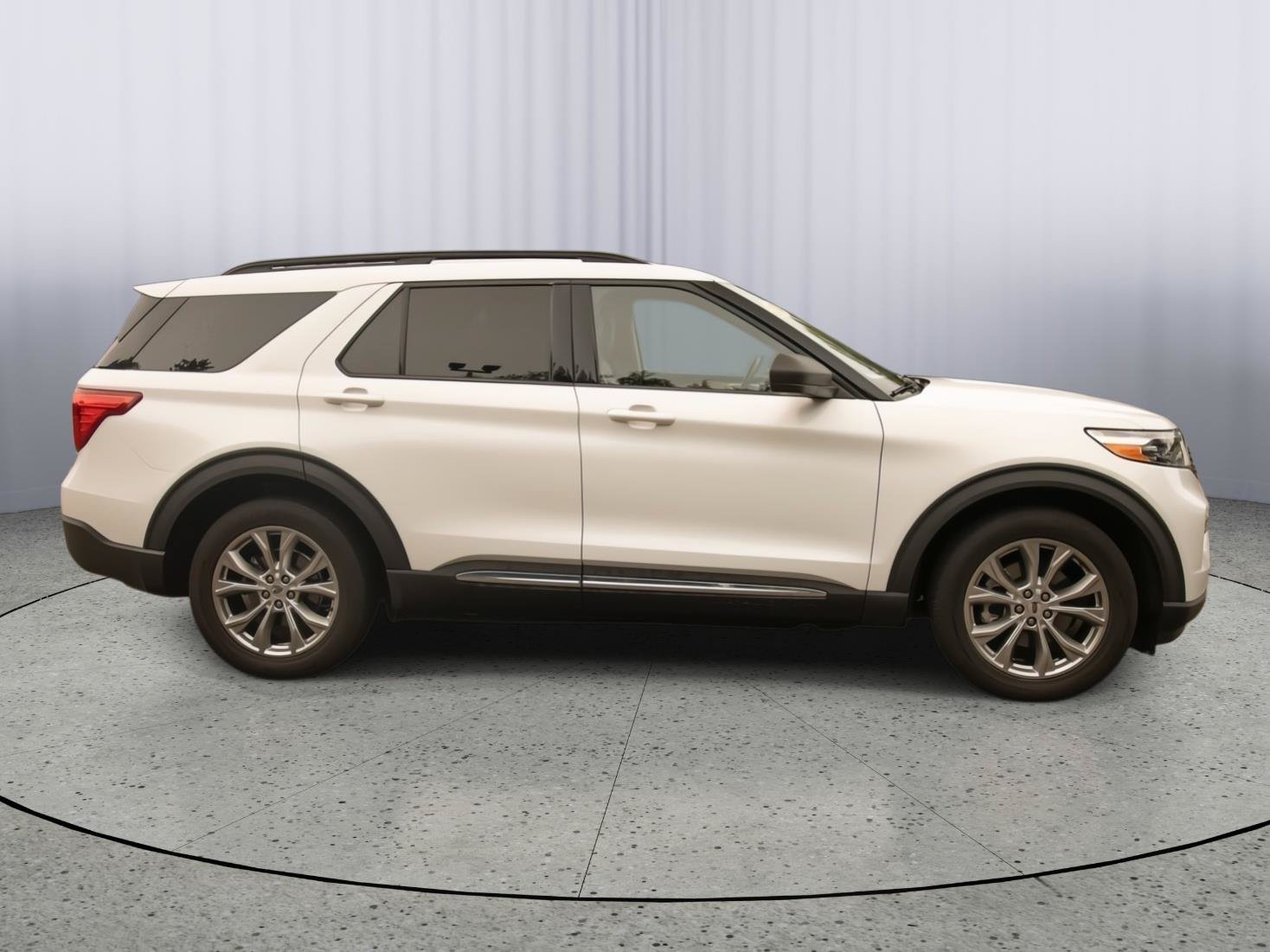 Used 2020 Ford Explorer XLT w/ Equipment Group 202A AWD/4WD image 28