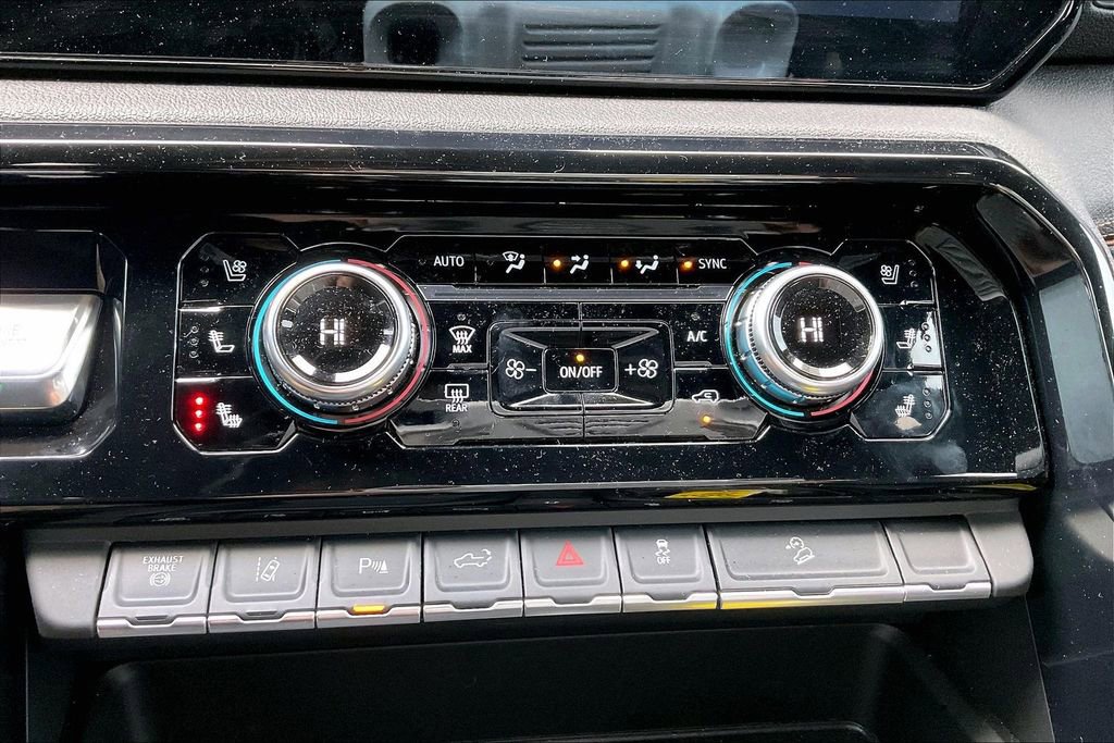 Used 2025 GMC Sierra 3500 AT4 w/ AT4 Premium Plus Package image 18