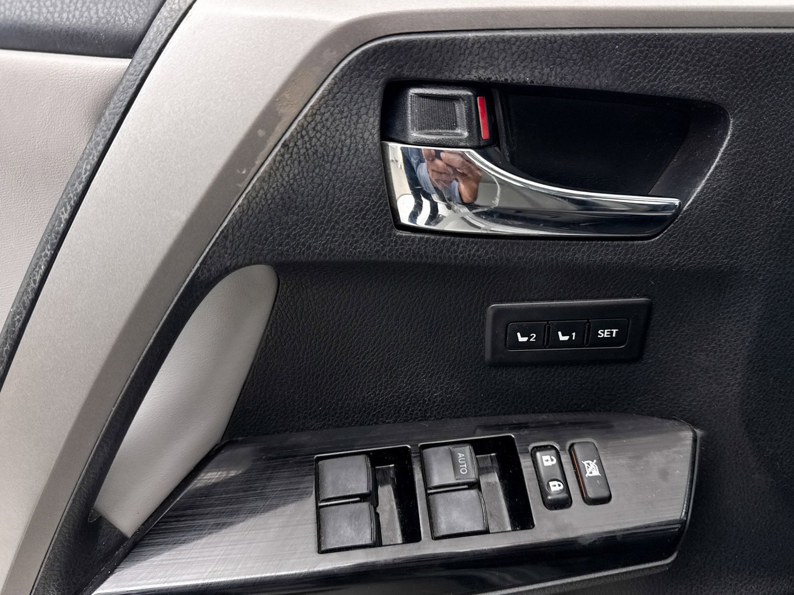 Used 2018 Toyota RAV4 Limited image 29