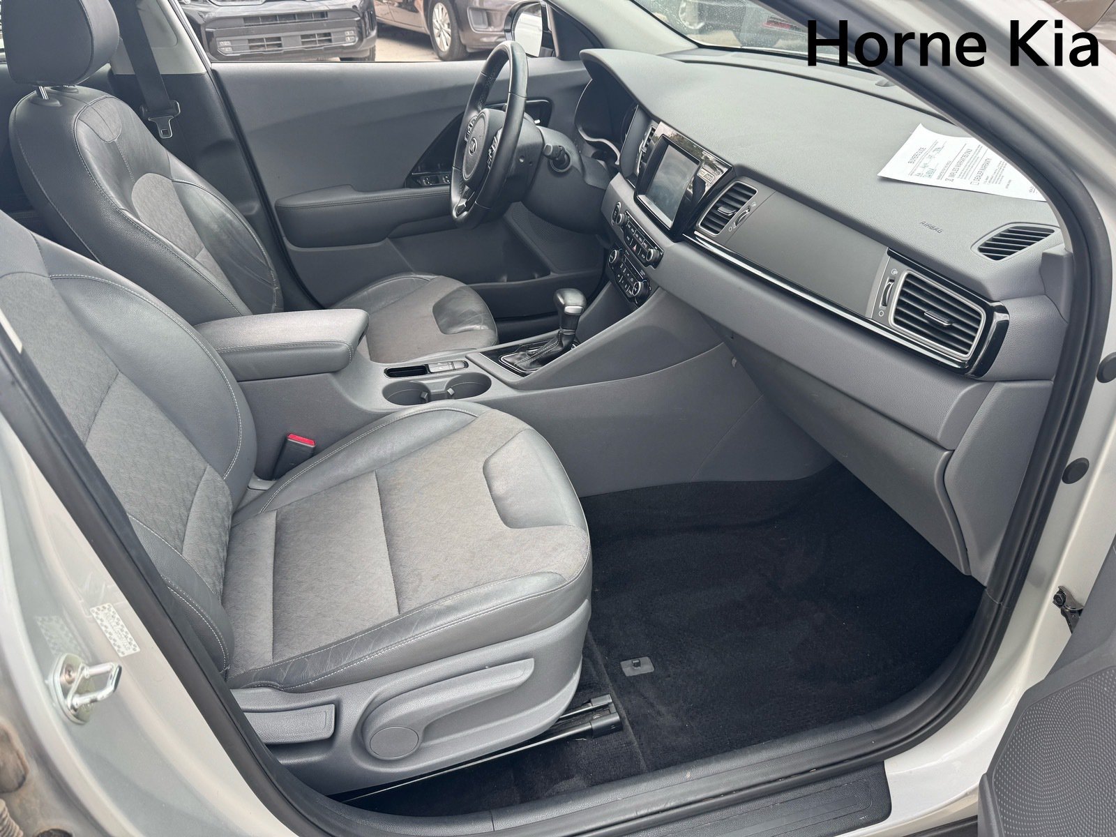 Used 2017 Kia Niro EX FWD image 26