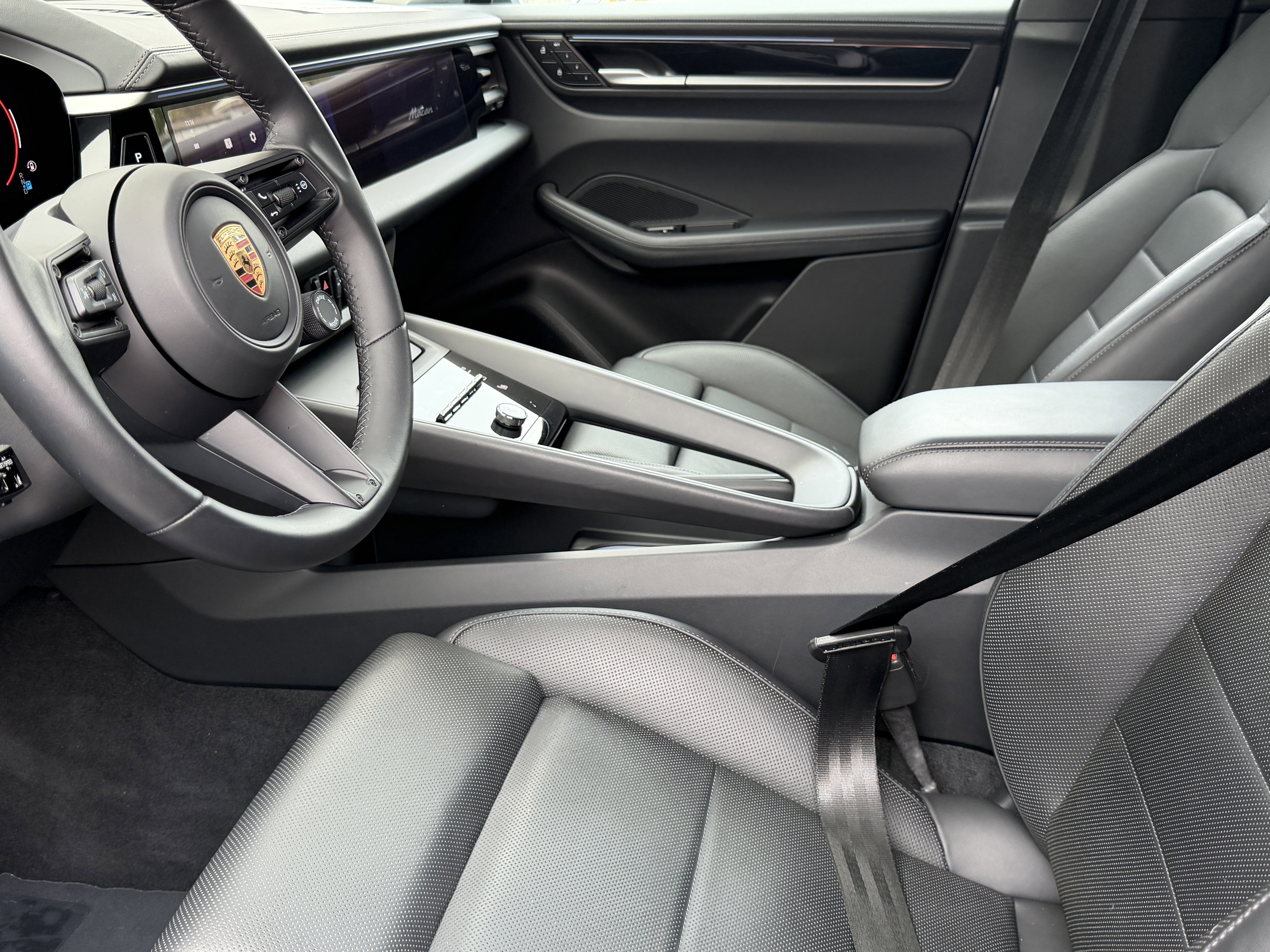 Used 2024 Porsche Macan 4 Electric image 4