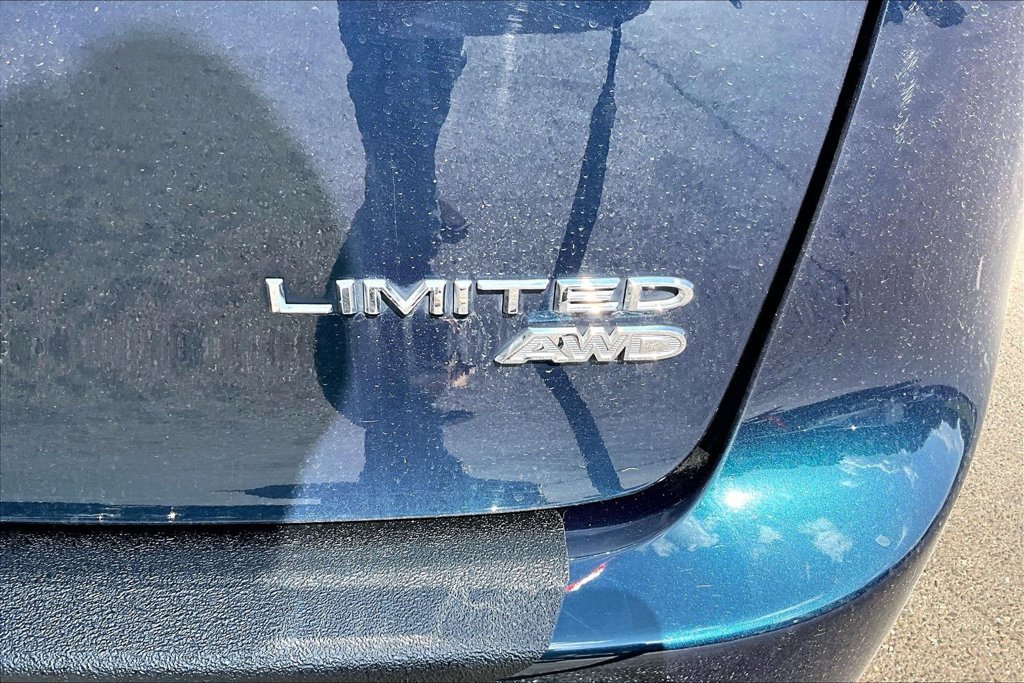 Used 2023 Chrysler Pacifica Limited w/ Uconnect Theater Family Group AWD/4WD image 24
