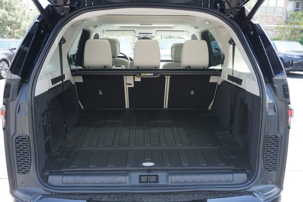 New 2025 Land Rover Discovery Dynamic SE image 31