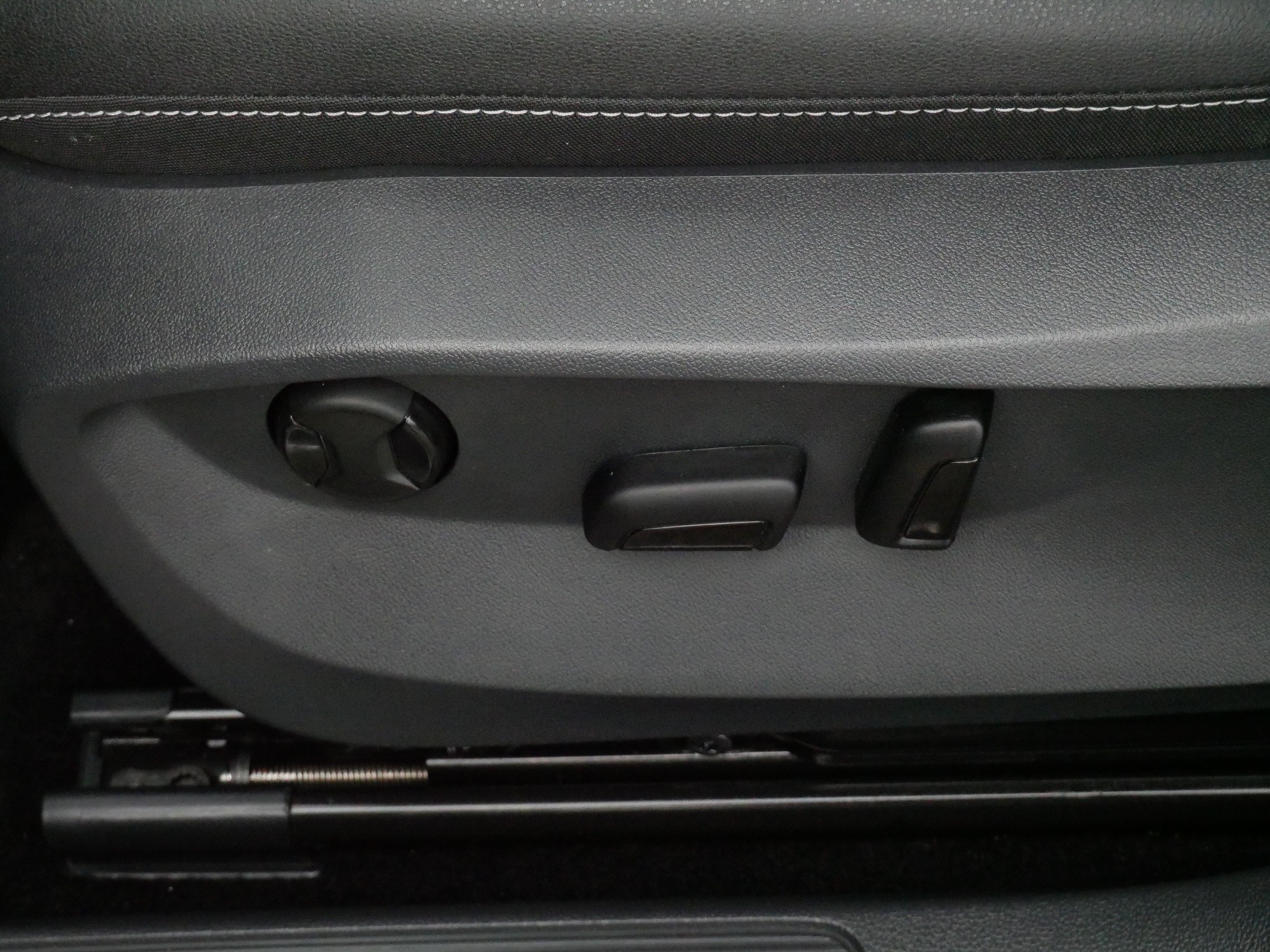 Certified 2025 Volkswagen Taos SE AWD/4WD image 20