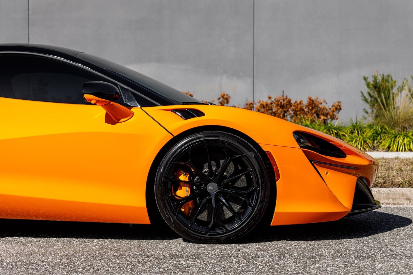 Used 2025 McLaren Artura RWD image 12