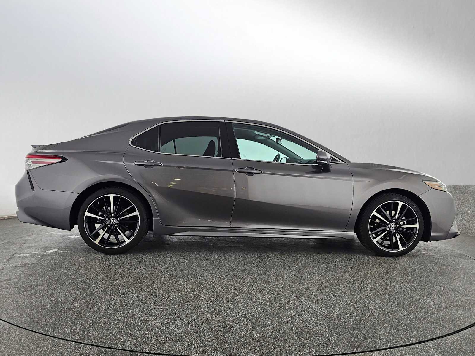 Used 2019 Toyota Camry XSE image 2