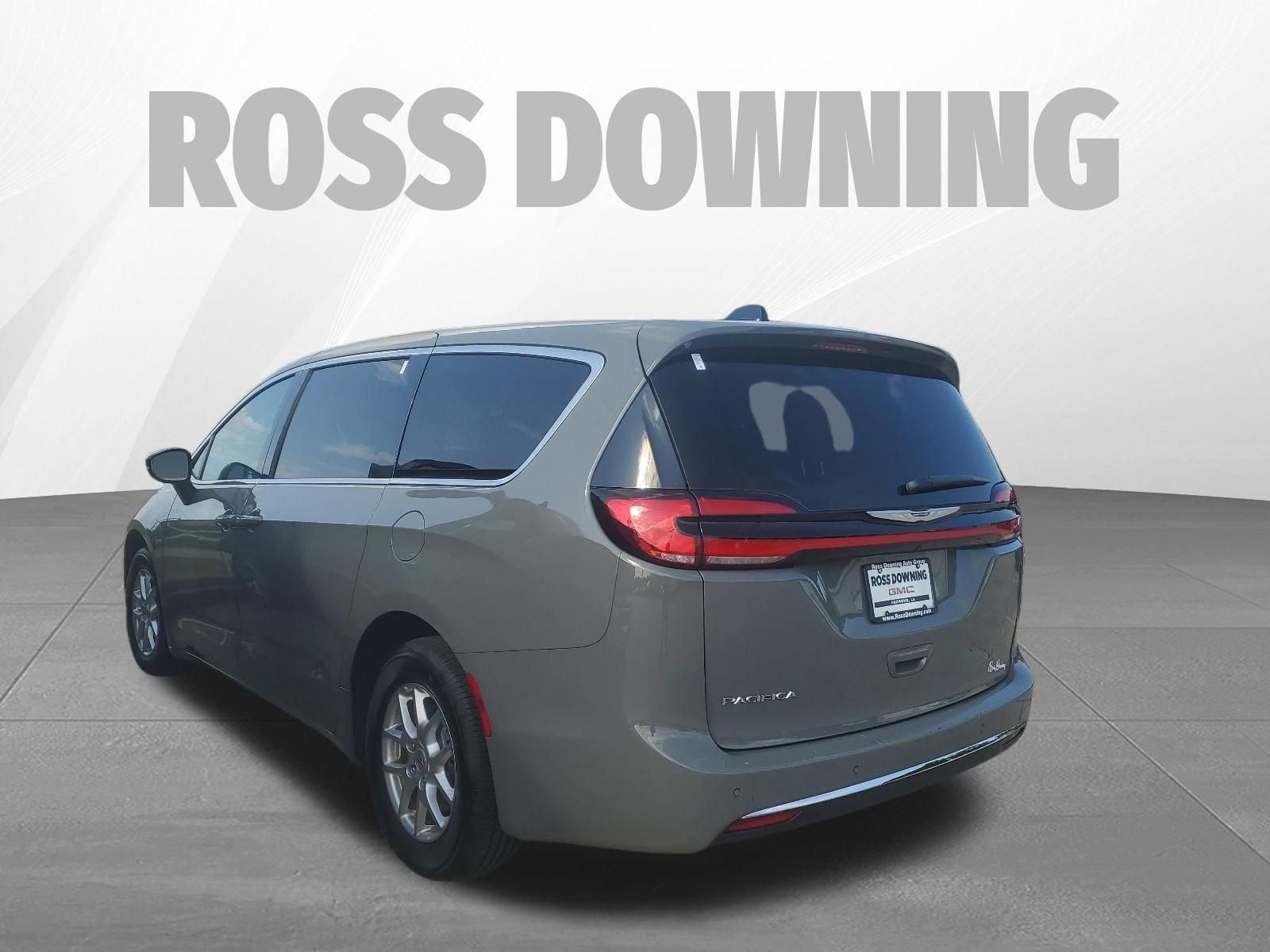 Used 2025 Chrysler Pacifica Select FWD image 6