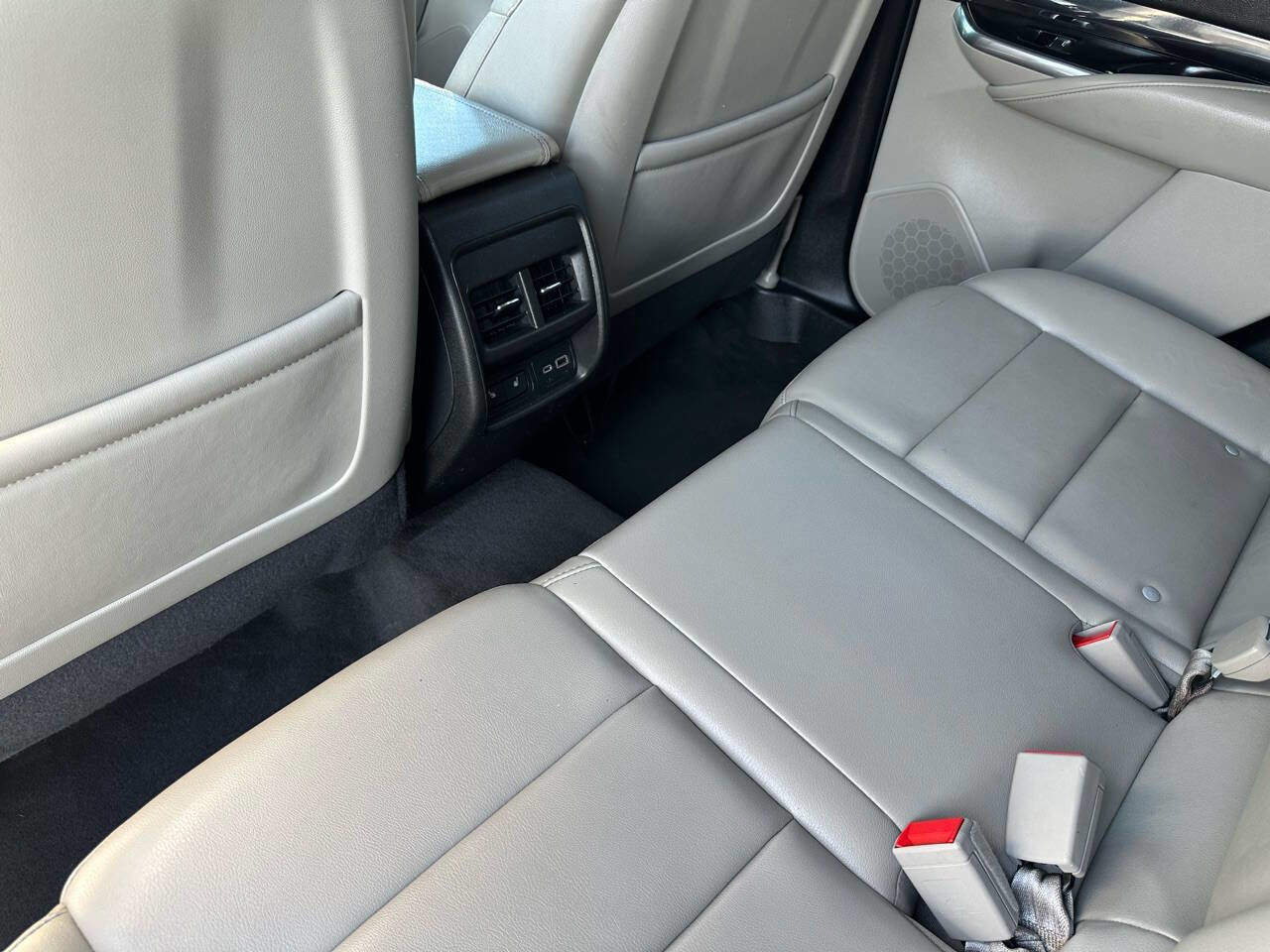 Used 2020 Cadillac XT4 Luxury w/ Cold Weather Package image 17