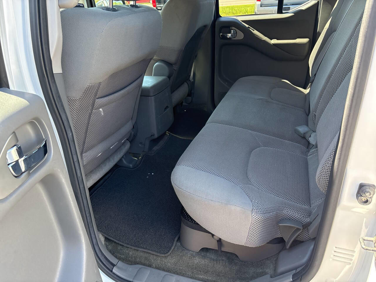 Used 2010 Nissan Frontier SE image 7