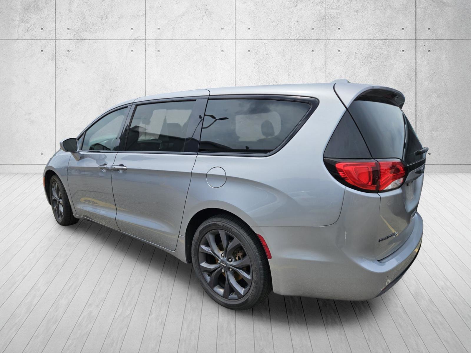 Used 2019 Chrysler Pacifica Touring Plus w/ S Appearance Package FWD image 7