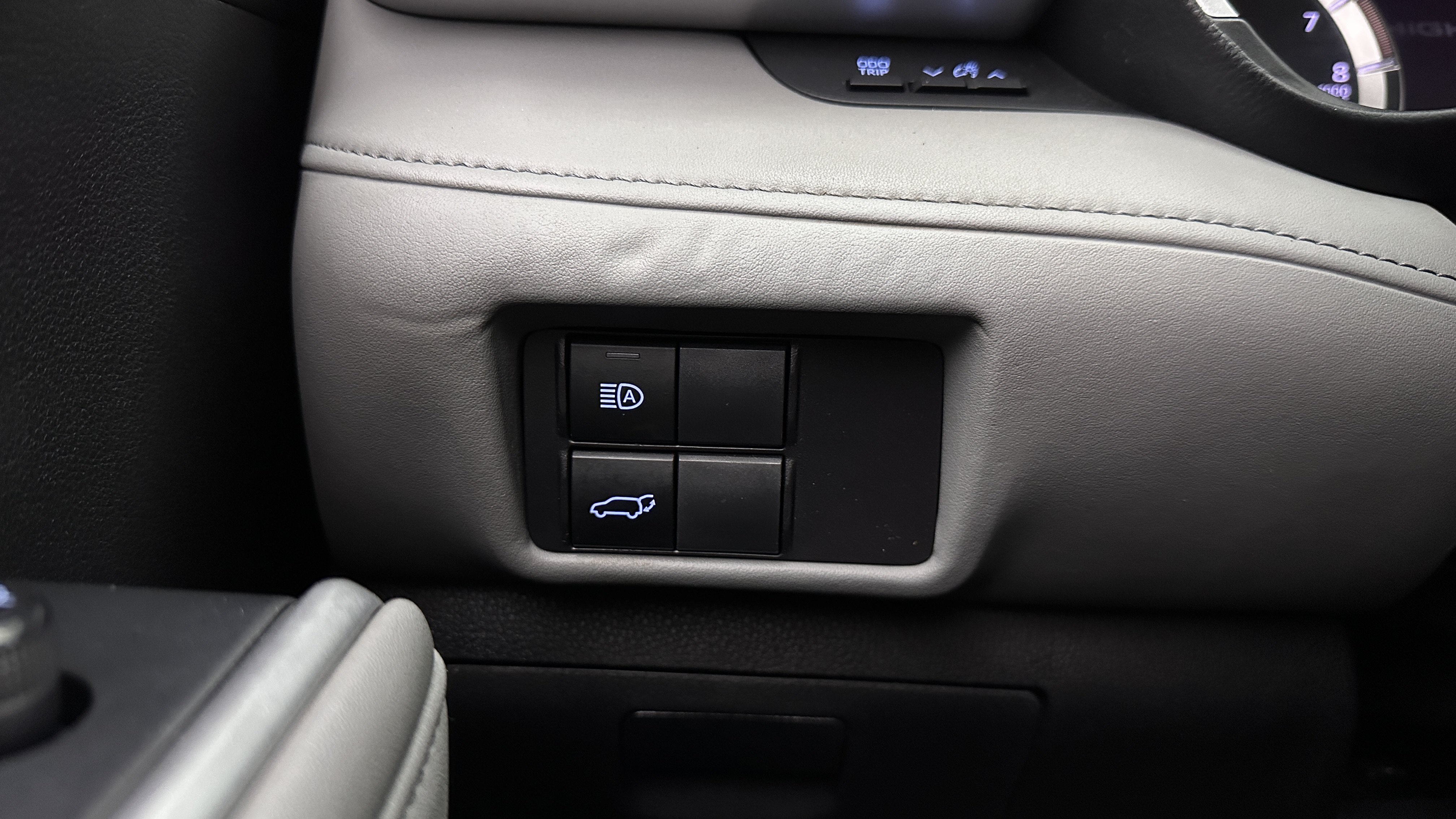 Used 2022 Toyota Highlander XLE AWD/4WD image 18