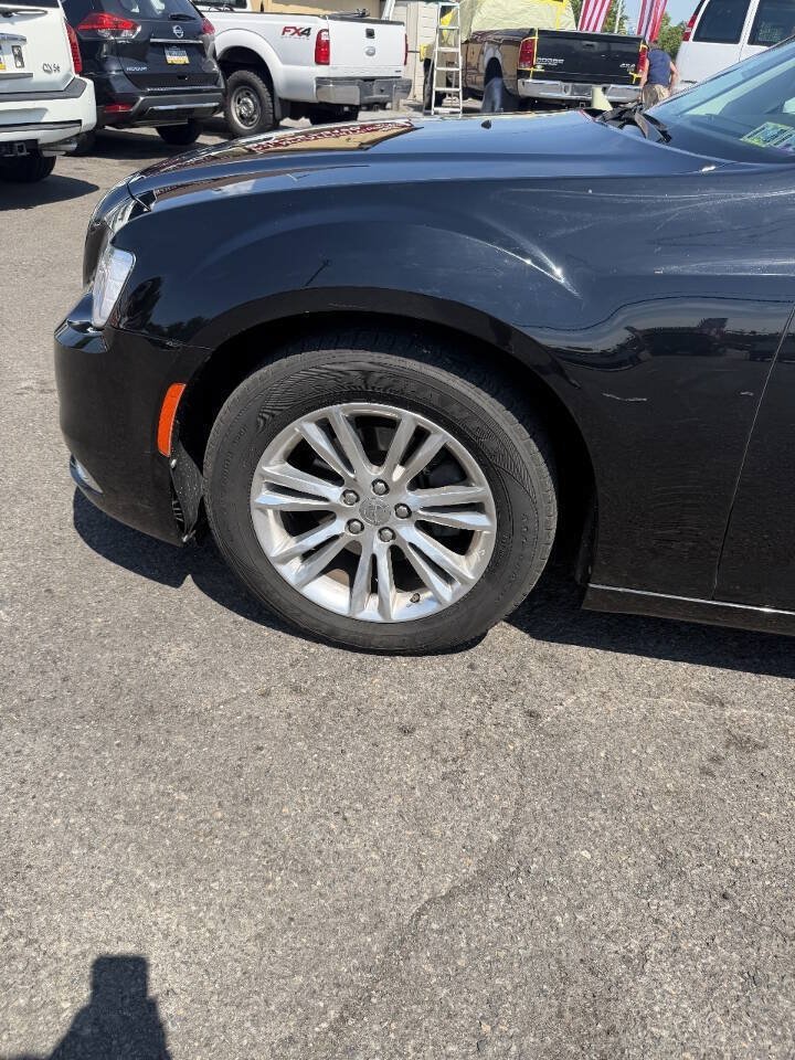 Used 2017 Chrysler 300 C RWD image 22