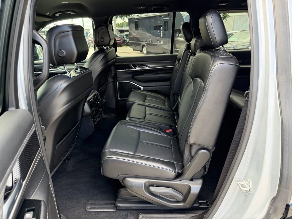Used 2024 Jeep Wagoneer Series II w/ Flexible Seating Group AWD/4WD image 29